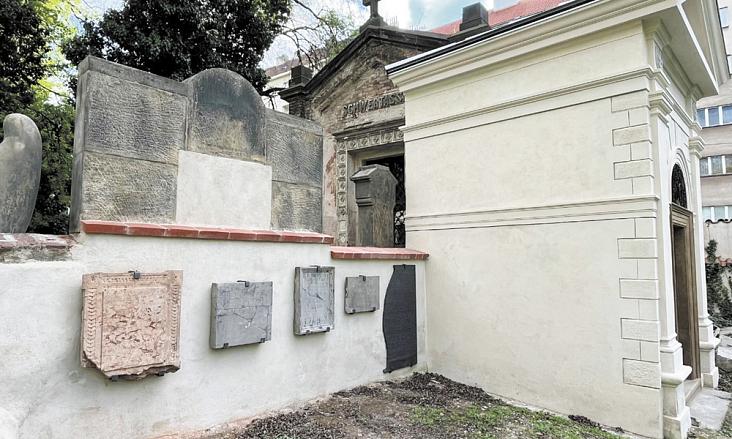 OPRAVENÁ náhrobní deska jihlavského lékaře Michaela von Sagara na Olšanských hřbitovech. Foto: archiv -pv-