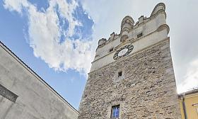 Brána by mohla po 100 letech získat zpět omítku a s ní i svůj původní vzhled. Před bránou úplně nalevo diskutuje náměstek primátora Petr Piáček, který debatu svolal. Foto: Petr Klukan