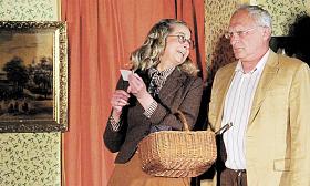 VLASTIMIL VÁCLAVEK jako akademický malíř Jean-Claude Pierre Emanuel Francois d´Ambrieux a Eva Koudelová coby služebná Matylda Žampionová při sobotní brtnické premiéře komedie Chlap na roztrhání v podání DS Bezchibi. Foto: Jiří Varhaník 