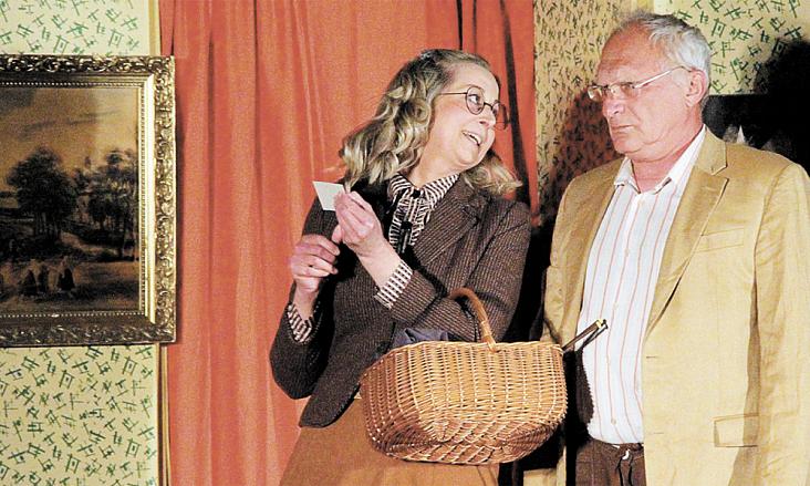 VLASTIMIL VÁCLAVEK jako akademický malíř Jean-Claude Pierre Emanuel Francois d´Ambrieux a Eva Koudelová coby služebná Matylda Žampionová při sobotní brtnické premiéře komedie Chlap na roztrhání v podání DS Bezchibi. Foto: Jiří Varhaník 