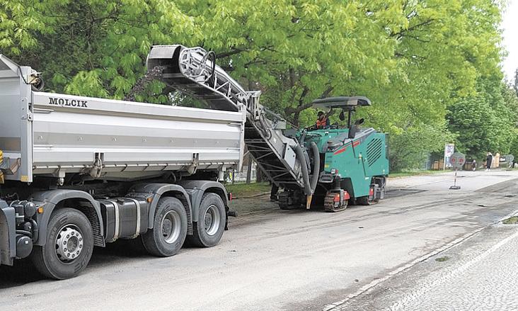 ODFRÉZOVÁNÍM asfaltového povrchu na části komunikace podél školy a bazénu až k ulici Jiráskova začaly několikaměsíční práce na opravě vodovodu v ulici E. Rošického. Foto: Jiří Varhaník