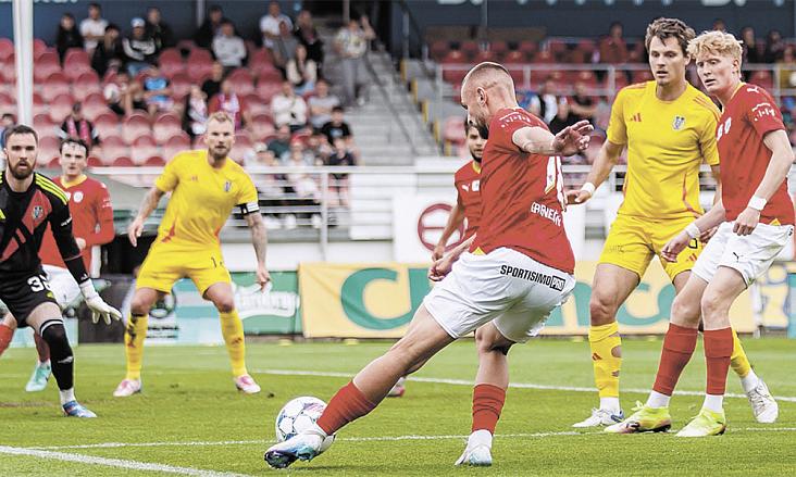 REMÍZA prodloužila oběma týmům sérii neporazitelnosti. Brňané neprohráli podeváté v řadě, Jihlavané (ve žlutých dresech) navlékli na pomyslnou šňůru šestý korálek.Foto: Facebook FC Zbrojovka Brno