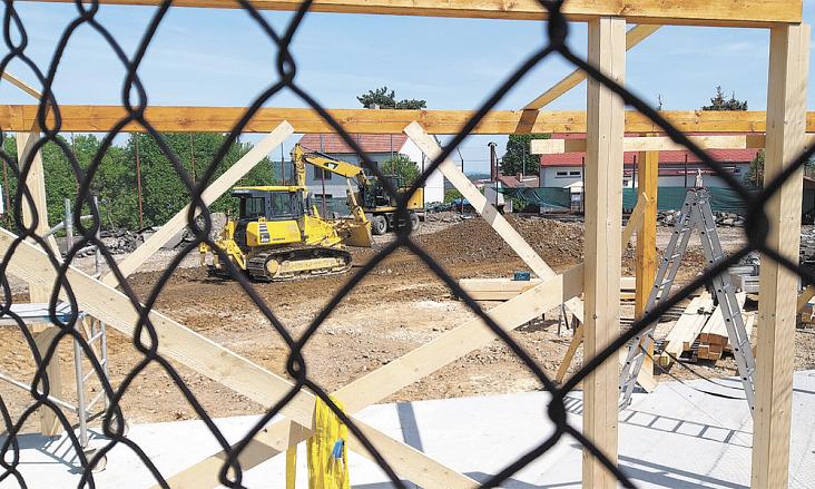 V PLNÉM proudu jsou stavební práce na sportovním hřišti v Horním Kosově. V jednom z jeho rohů vzniká také pódium se skladem vybavení. Foto: Jiří Varhaník  