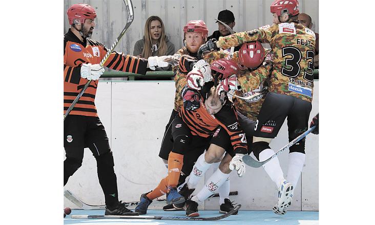VZPOMÍNKA na derby v play off 2022. Hráči Sportovního klubu „masírují“ útočníka Flyers Ondřeje Jobáka. Foto: Michal Boček