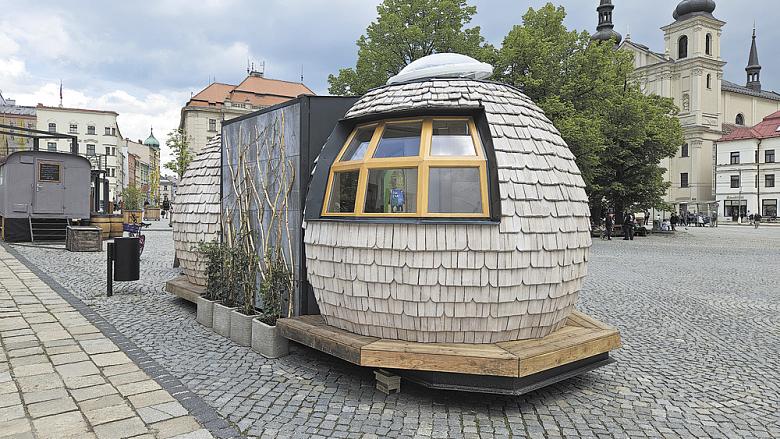 HOUBOVITÁ stavba zaujme na Masarykově náměstí každého, kdo projde kolem. Foto: Petr Klukan