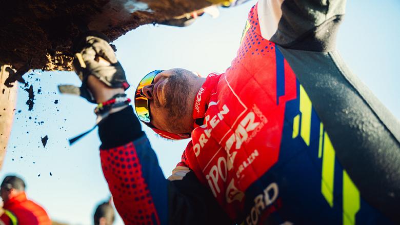 MARTIN PROKOP čistí po dojetí do finiše etapy svůj závodní speciál. „Byla to Afrika se vším všudy,“ řekl. Foto: Flickr MP Sports