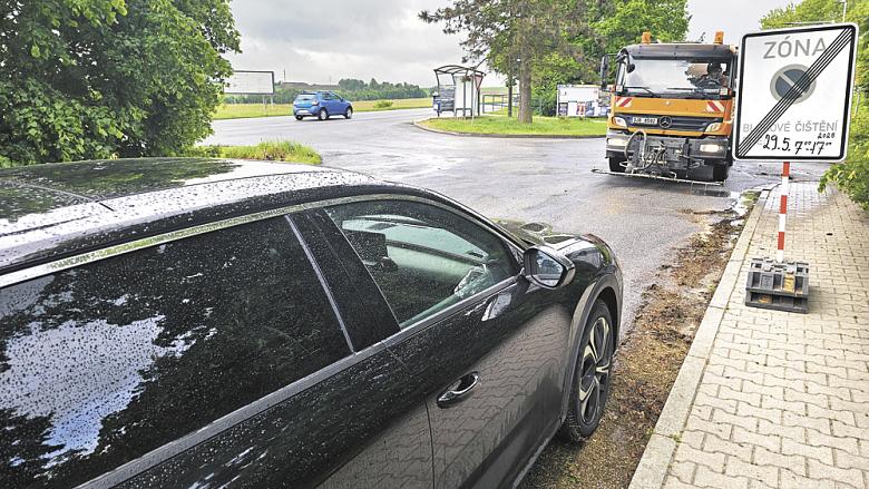 PRACOVNÍCI Služeb města Jihlavy s technikou čistili ve čtvrtek ulice Helenína - místní části krajského města. Odtahovka tam vyjíždět vůbec nemusela. Ani jedno auto tam nakonec čištění ulic nebránilo. Foto: David Kratochvíl