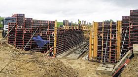 NOVÝ podchod zajistí bezpečný průchod pro chodce a cyklisty pod obchvatem Jihlavy. Bednění má brzy vyplnit beton. Foto: Doprava v Jihlavě