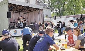 MLADÁ brtnická kapela Neshod se děkuje publiku při nedávném květnovém festivalu pivovarů v tamní Klášterní zahradě. Vystoupí zde také na nadcházejícím Festivalu řemesel a tvůrců.  Foto: Jiří Varhaník 