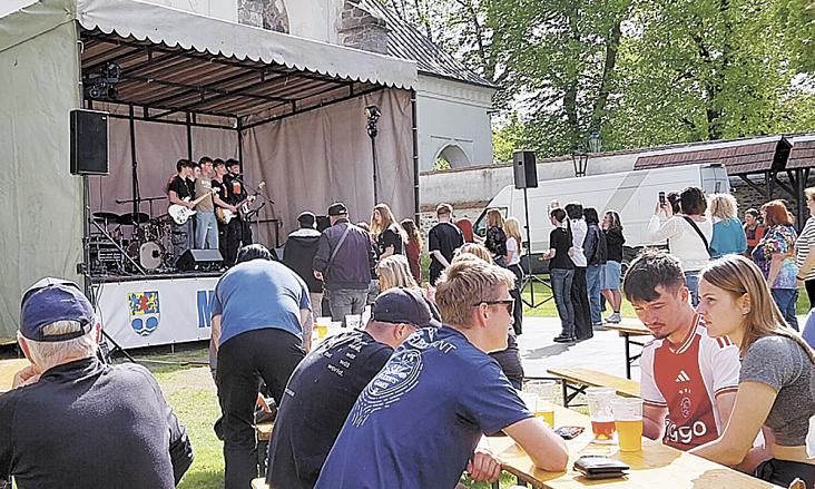 MLADÁ brtnická kapela Neshod se děkuje publiku při nedávném květnovém festivalu pivovarů v tamní Klášterní zahradě. Vystoupí zde také na nadcházejícím Festivalu řemesel a tvůrců.  Foto: Jiří Varhaník 