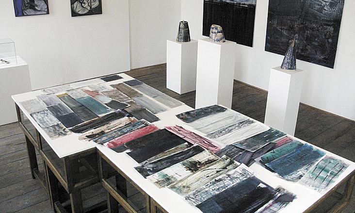 VÝSTAVA výtvarníků z rodiny Magni v galerii Hasičský dům (na dolních snímcích instalace v patře galerie). Projekt pokračuje čtvrteční komentovanou prohlídkou a následně vernisáží také v telčské muzejní pobočce. Foto: Jiří Varhaník 