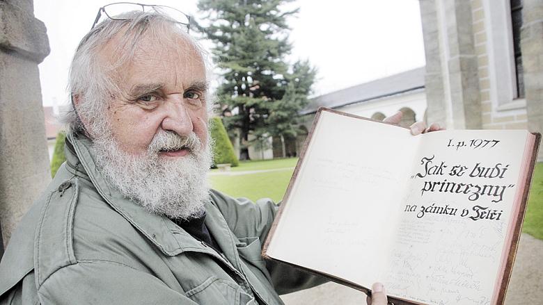 BOHUMIL NOREK ukazuje jednu ze stránek pamětní knihy osobností, které během let prošly telčským zámkem. V tomto případě zápis z telčského natáčení pohádky Jak se budí princezny. Foto: Jiří Varhaník 