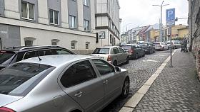 KVŮLI uzavírkám se v Jihlavě přelila hustá doprava ve špičkách dokonce i do Úvozu a Srázné ulice. Foto: Pavel Bajer