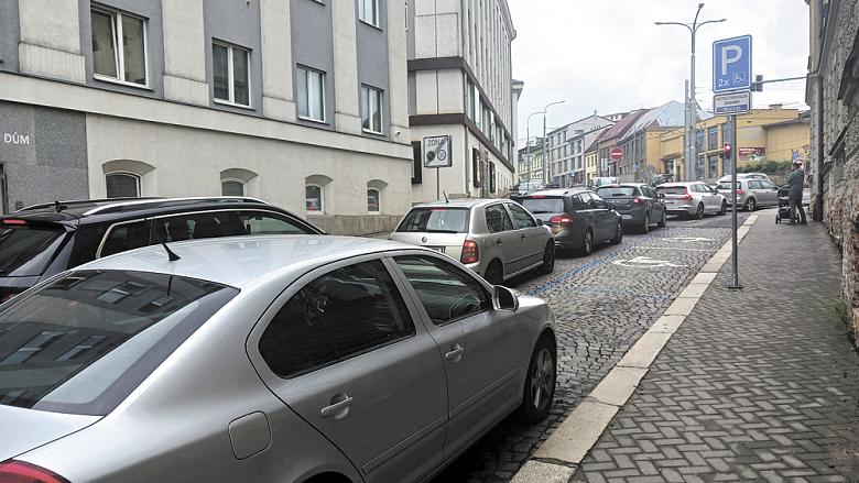 KVŮLI uzavírkám se v Jihlavě přelila hustá doprava ve špičkách dokonce i do Úvozu a Srázné ulice. Foto: Pavel Bajer
