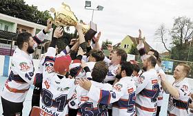 POHÁR pro jihomoravského mistra je nadále v držení hokejbalistů Sportovního klubu Jihlava.  Foto: Michal Boček