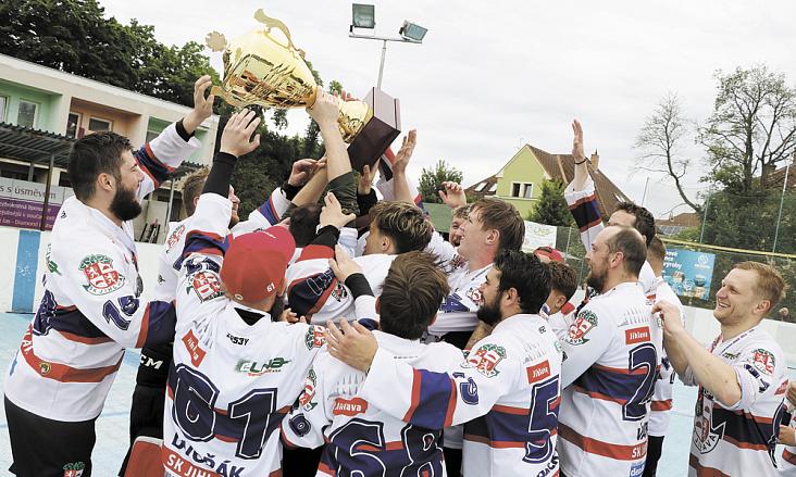 POHÁR pro jihomoravského mistra je nadále v držení hokejbalistů Sportovního klubu Jihlava.  Foto: Michal Boček