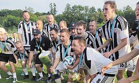 RADOST z prvenství v krajském poháru měli fotbalisté Ledče nad Sázavou o to větší, že vybojovali trofej na půdě Světlé nad Sázavou, svého rivala. Foto: fkledec.cz