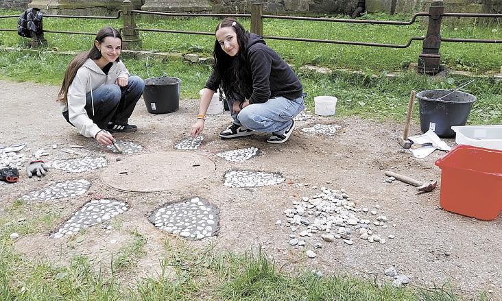 ŽÁCI Křesťanské základní školy Jihlava tvoří mozaiku z oblázků na cestě za svatojakubským kostelem. Foto: Jiří Varhaník 