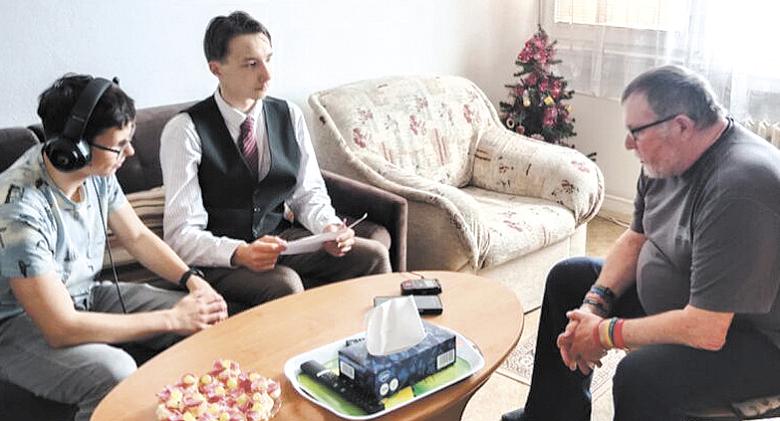 NAHRÁVÁNÍ reportáže, při kterém Antonín Zvěřina poskytl osobní vzpomínky na svůj život.  Foto: pribehynasichsousedů.cz