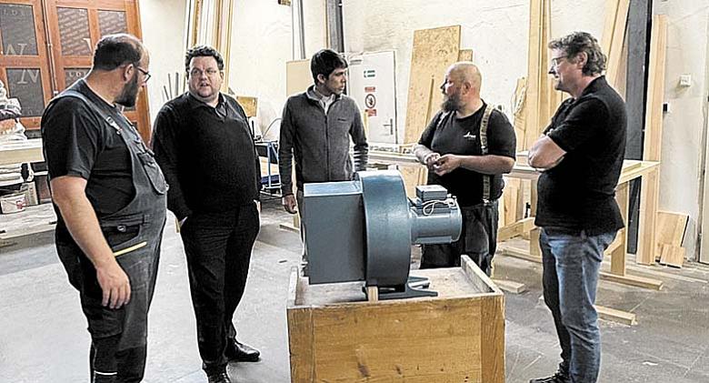 KNĚZ z Luk nad Jihlavou a Vysokých Studnic O. Jakub Tůma (uprostřed) v dílně varhanářské firmy Dlabal-Mettler. Foto: archiv Spolku Život pro varhany  