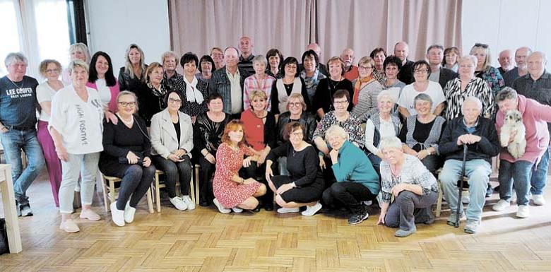 NA SETKÁNÍ dorazily desítky kolegů z bývalého podniku Drogerie Jihlava. Foto: archiv -ek-