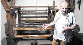 JIŘÍ NIESYT z Regionálního muzea Horního Pooslaví ukazuje při vernisáži v Panské sýpce v Brtnici pozdně barokní stav z Podkrkonoší. Foto: Jiří Varhaník 