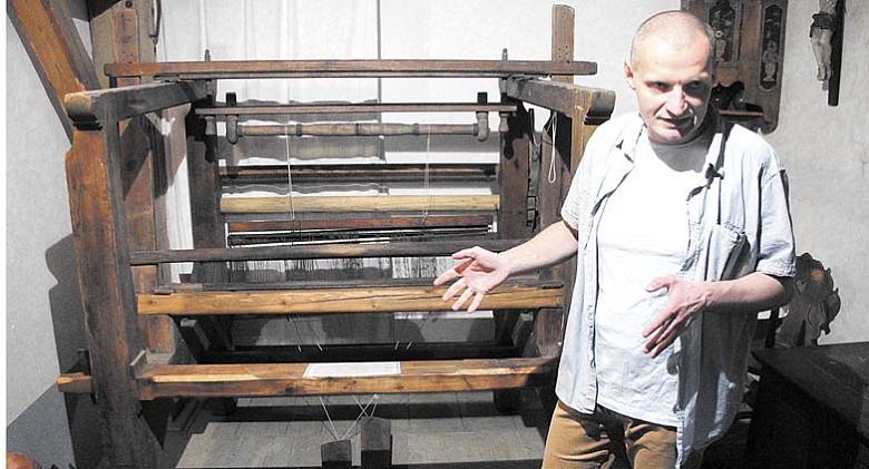 JIŘÍ NIESYT z Regionálního muzea Horního Pooslaví ukazuje při vernisáži v Panské sýpce v Brtnici pozdně barokní stav z Podkrkonoší. Foto: Jiří Varhaník 