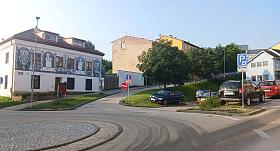 KVŮLI uzavírkám se doprava přelévá i na dříve méně využívané komunikace. Ve Srázné ulici byl proto dočasně změněn směr jízdy. Foto: Pavel Bajer
