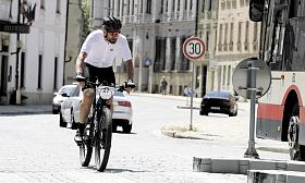 TOMÁŠ KŘOVÁČEK, král 13. ročníku Jihlavská 24 MTB, projíždí Křížovou ulicí. Foto na stránce: Michal Boček