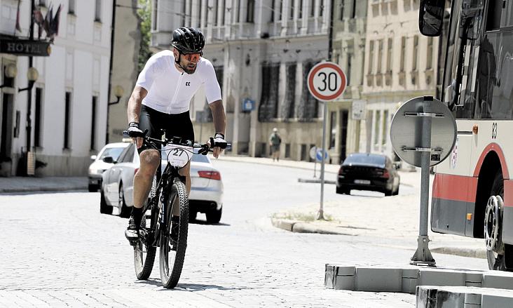 TOMÁŠ KŘOVÁČEK, král 13. ročníku Jihlavská 24 MTB, projíždí Křížovou ulicí. Foto na stránce: Michal Boček