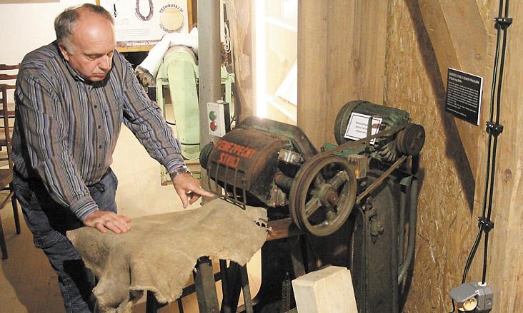 ODBORNÍK z brtnického družstva Snaha Brtnice Vlastimil Koudela ukazuje náročnou práci na jednom z původních strojů z ještě relativně nedávného koželužského provozu. Foto na dvoustraně: Jiří Varhaník 