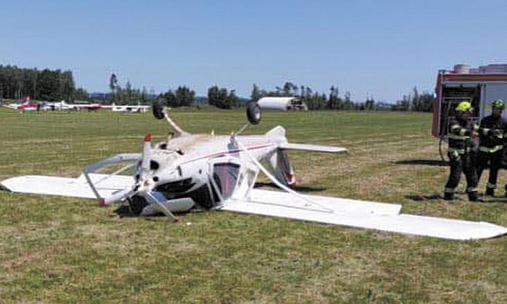 PILOT ultralightu po přistání na letištní dráze v Henčově havaroval a podle policie došlo k převrácení letadla a zranění pilota. Foto: PČR