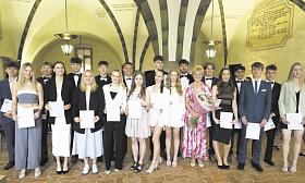 DVACÍTKA úspěšných studentů a studentek z OZS Karolíny Světlé v si v gotickém sále jihlavské radnice převzala maturitní vysvědčení.  Foto: Petr Klukan