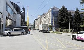 TOLSTÉHO ulice v pátek tři dny před uzavírkou byla řidiči ještě hodně využívána.  Foto: Pavel Bajer