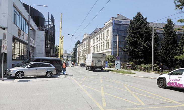 TOLSTÉHO ulice v pátek tři dny před uzavírkou byla řidiči ještě hodně využívána.  Foto: Pavel Bajer