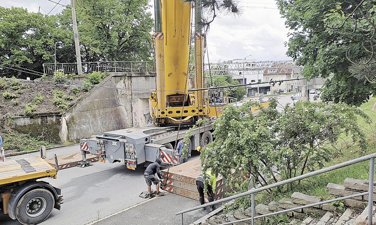 ŽELEZNIČNÍ most nad Havlíčkovou ulicí krátce po demontáži. Foto: Pavel Bajer