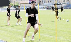DOBRÁ ZPRÁVA pro FC Vysočina a jeho fanoušky. Dvakrát operované koleno Emira Tonbula drží a stoper s tureckým i švýcarským pasem se naplno zapojil do letní přípravy. Foto: Zuzana Javůrková