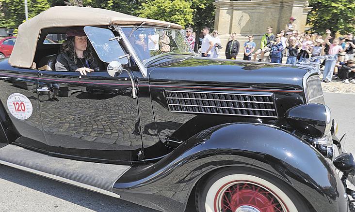SOUTĚŽ se jela na tři etapy. Trať je vedena mimo rychlostní komunikace. Jede se za plného silničního provozu dle itineráře. Ve čtvrtek dopoledne veteráni zamířili také do Polné. Foto: David Kratochvíl
