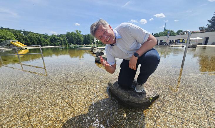 PŘÍPRAVY na novou koupací sezonu v biotopu na Malvínách v Třešti finišují. Starosta Vladislav Hynk věří, že na koupaliště dorazí stejné množství návštěvníků jako loni. Foto: David Kratochvíl