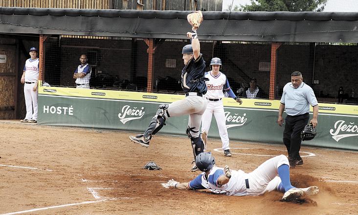 MOMENTKA ze včerejšího utkání v Jihlavě. Švédský „catcher“ svádí souboj s dobýhajícím slovenským pálkařem. Nad Tatrou sa blýskalo po vítězství 21:0. Foto: Michal Boček