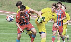 MATYÁŠ TOMEK (ve žlutém dresu) oslovil svým výkony reprezentačního kouče a nastoupil na EURO U17 do všech utkání (Češi vypadli ve skupině). Další Tomkovy kroky vedly z FC Vysočina do Slavie Praha. „Dělali jsme všechno pro to, aby Matyáš pokračoval v Jihla