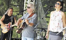 PAVEL ŽALMAN LOHONKA koncert odehrál v neuvěřitelné pohodě. Vpravo zpěvačka Michaela Hálková.  Foto: Petr Klukan 