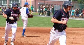 ČEŠTÍ SOFTBALLISTÉ Mikuláš Klas (v popředí) s Janem Hlaváčem v klidu obíhají hřiště po čtyřbodovém homerunu. Foto: Michal Boček