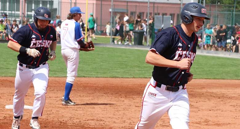 ČEŠTÍ SOFTBALLISTÉ Mikuláš Klas (v popředí) s Janem Hlaváčem v klidu obíhají hřiště po čtyřbodovém homerunu. Foto: Michal Boček