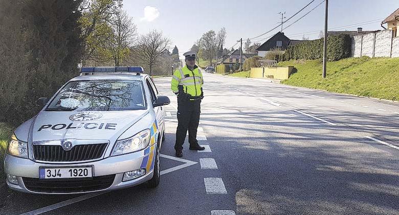 POLICEJNÍ hlídky budou dohlížet nejen na provoz na silnicích po celé Vysočině, ale v rámci připravených akcí o prázdninách dohlédnou i na vodní toky, kolaře, bruslaře a také chodce. 	Foto: archiv JL
