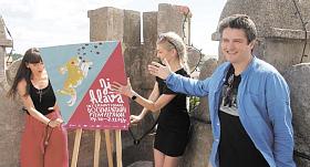 TÝM dokumentární Ji.hlavy prezentuje ve větrném úterním počasí na plošině Brány Matky Boží plakát letošního festivalu. Na snímku zleva výkonná ředitelka festivalu Martina Pospíšilová, Kristýna Aubrechtová, která se stará o agendu přístupnosti, a ředitel a