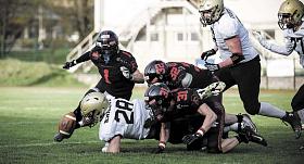 ZAHNAT loňskou noční můru a počtvrté v historii postoupit do Czech Bowlu, takový je cíl Vysočina Gladiators (v černých dresech) pro nedělní semifinále, v kterém hostí Znojmo Knights. Foto: Petr Milfait