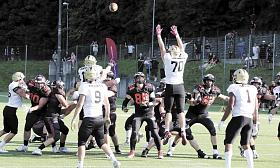 MÍČ nabírá potřebnou výšku a hráči Vysočina Gladiators napjatě sledují, jestli rozhodující field goal doletí na místo určení. Foto: Michal Boček