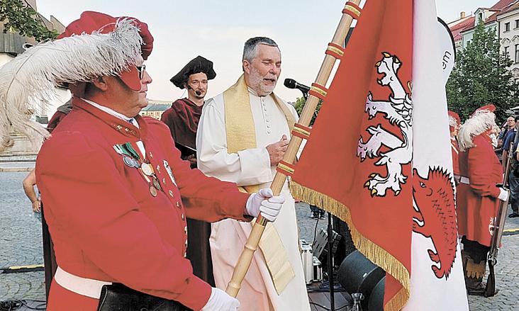 Kněz Marian Jiří Husek světí nový prapor Městské gardy. Vlevo dělmistr David Kočka. Foto: Jiří Varhaník