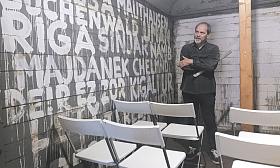 NA STĚNÁCH jednoho z vagónů jsou napsána místa světových genocid. Nejsou zde pouze názvy koncentračních táborů, ale i místa, kde docházelo ke genocidám Arménů nebo Tutsiů. Foto: Pavel Bajer